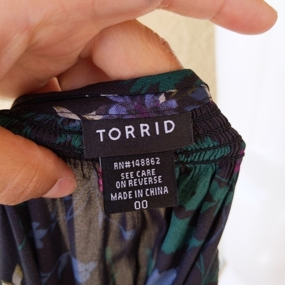 Torrid dark floral crepe tie‎ neck top - Picture 4 of 6